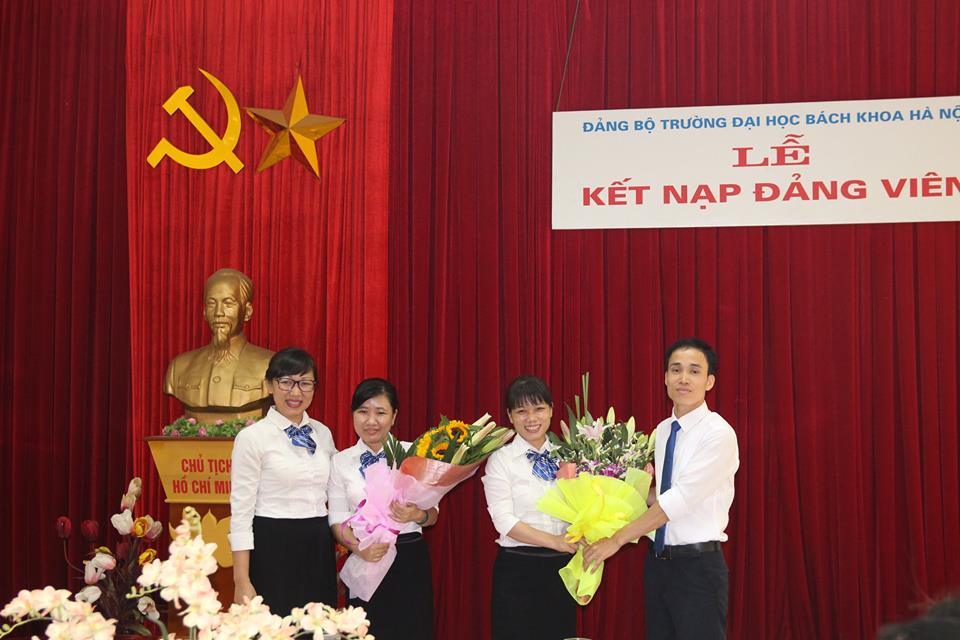 Hai đồng chí Đảng viên mới nhận hoa chúc mừng của Chi bộ và Công đoàn