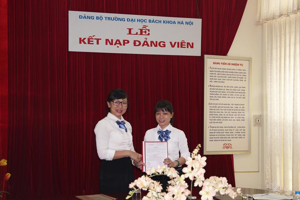 Đồng chí Phùng Lan Hương trao Quyết định kết nạp cho đồng chí Đỗ Thị Hoạt